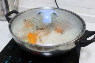 盖上盖子，改为中小火煮8-10分钟，胡萝卜煮软烂，鱼骨熬煮出清香味。如果胡萝卜切得比较厚的，可以增加熬煮的时间。