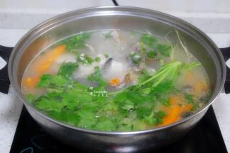 煮好的鱼汤，放盐、香葱、香菜，这个时候香飘四溢，很清香鲜美。出锅即可喝了