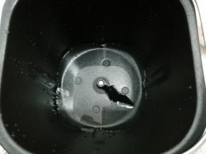 把水倒入面包桶中