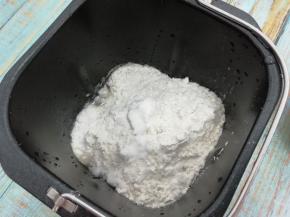 然后在把面粉和酵母放入