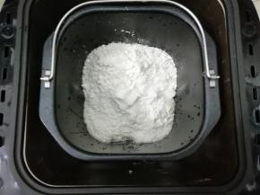 面包桶放在面包机，揉30分钟，然后放面包机中进行发酵