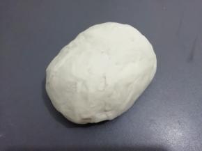 发酵好的面团取出来