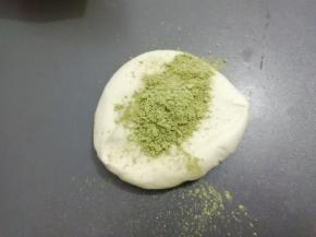 其中一份放入大麦汁粉揉均匀
