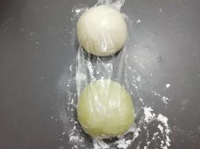 两份都揉均匀，盖上保鲜膜饧二十分钟