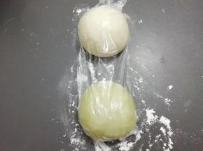 两份都揉均匀，盖上保鲜膜饧二十分钟