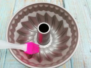 模具中用刷子刷少许油