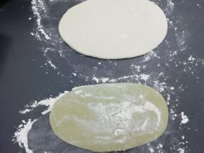 饧好的面团全擀成长型