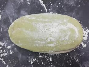 白面片放底部，上面抹少许油，上面放上大麦面片