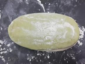白面片放底部，上面抹少许油，上面放上大麦面片
