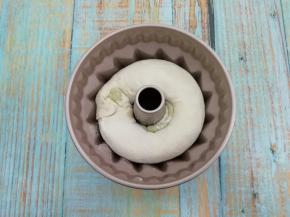 在放入模具中，整理一下，放在温暖处发酵