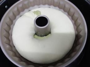 然后锅中放入水大火烧开，连模具一起放入锅中，蒸三十分钟，关火焖三分钟