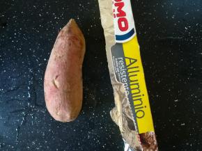 准备好红薯和锡纸