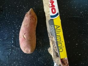 准备好红薯和锡纸