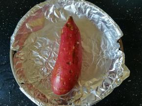 锡纸铺在烤盘中，放入红薯