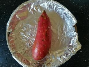 锡纸铺在烤盘中，放入红薯