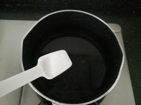 锅中烧水，加入一勺食盐