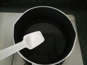 锅中烧水，加入一勺食盐