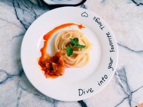 意面捞出。放上象拔蚌。摆个盘