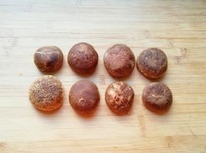 烤箱上下管190度预热。
香菇去根洗干净，用厨房用纸吸去多余的水分。