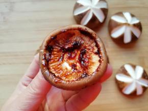  在香菇的里面刷一层辣酱。