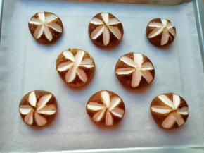 烤盘里铺上油纸，摆好香菇。