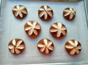 烤盘里铺上油纸，摆好香菇。