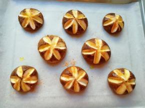 在香菇的表面刷一层食用油，撒上烤肉料。