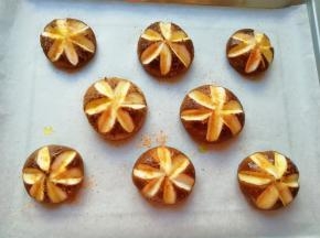 在香菇的表面刷一层食用油，撒上烤肉料。