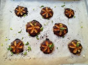 出炉，趁热撒上孜然粉和香菜末。