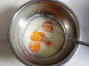 加入蛋黄。