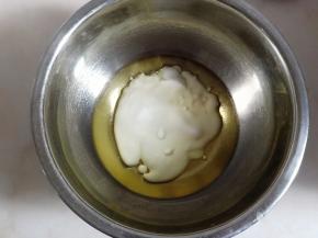 玉米油中加入果粒酸奶，混合均匀。