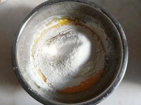 加入过筛好的低筋面粉。