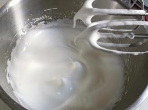 蛋清加细砂糖打发至大弯钩状态。