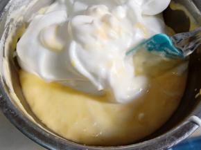 蛋清分三次加入蛋黄糊中，翻拌均匀。