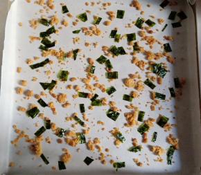 烤盘中垫油纸，撒上适量海苔肉松。