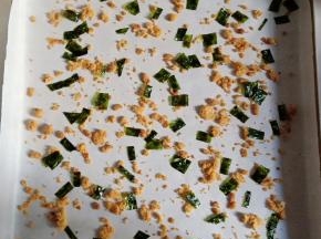 烤盘中垫油纸，撒上适量海苔肉松。