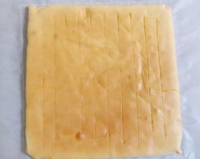 出炉晾凉切成合适大小的小块即可。