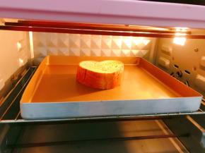 厚切吐司一份，放入烤箱160度烤5分钟