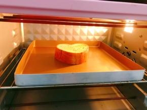 厚切吐司一份，放入烤箱160度烤5分钟