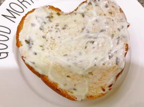 抹上一层香草沙拉酱