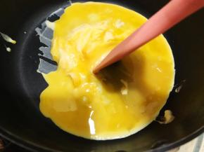 等底部微微凝固后用铲子轻推