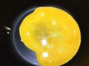 锅里倒入蛋液最小火加热