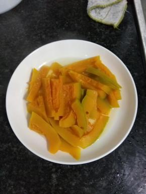 南瓜切块蒸熟