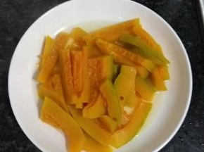 南瓜切块蒸熟
