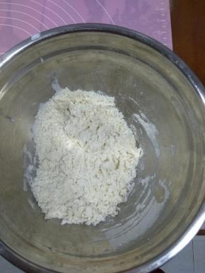 白面团，黄面团的材料分别用盆子装活成絮状