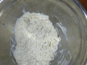 白面团，黄面团的材料分别用盆子装活成絮状