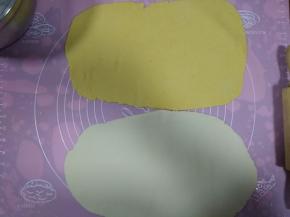 用擀面杖擀成长方形，尽量擀成长方形