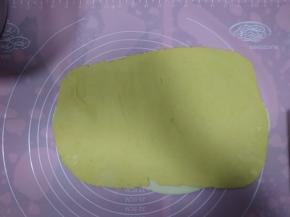 把黄色面片贴在白色面片上面，抹上一点水