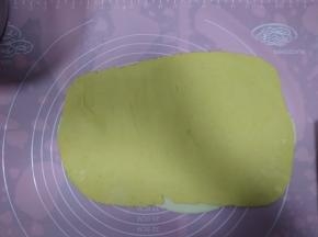 把黄色面片贴在白色面片上面，抹上一点水