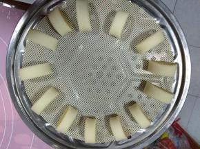 放入35度温水中发酵40分钟，蒸15分钟焖5分钟即可